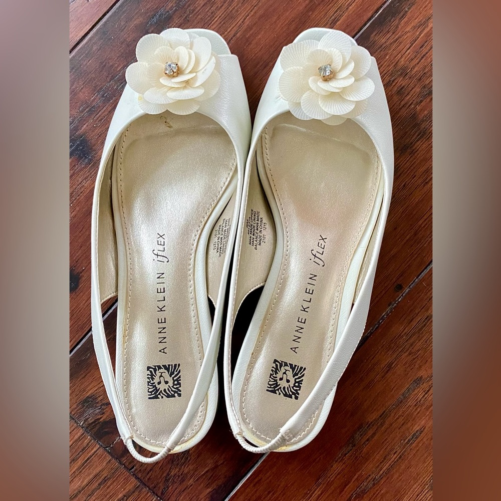 Anne Klein iflex Aklesta Rhinestone Flower Slingback sandals size 6M